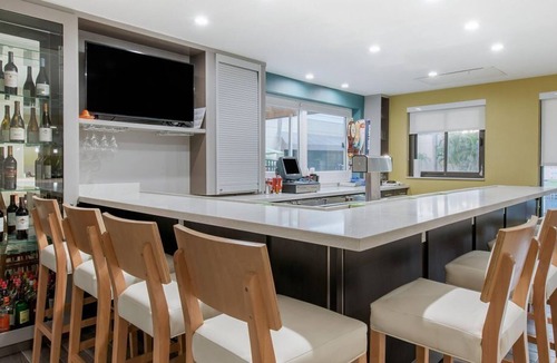 Tropic House | Clean and Comfy! 2 Modern Units, Pool
