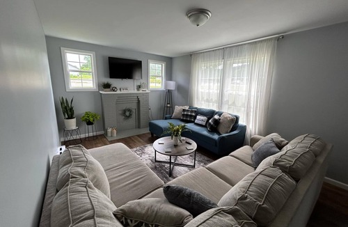 Williamsburg House | Clean and cozy 4 Bed, 2 Bath home- Sleeps 11- Close to university-