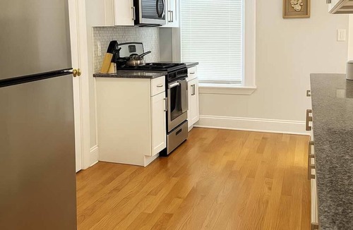 Wrigleyville Apartment | Clean and Equipped 2BR Apartment