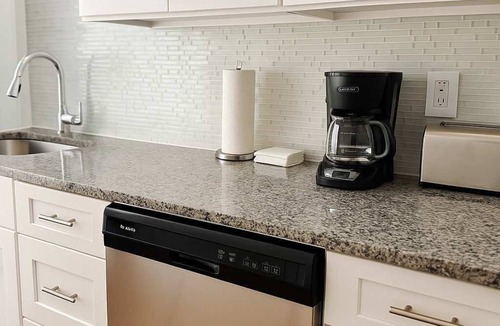 Wrigleyville Apartment | Clean and Equipped 2BR Apartment
