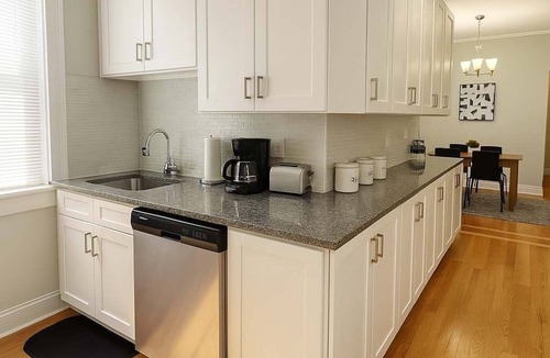 Wrigleyville Apartment | Clean and Equipped 2BR Apartment