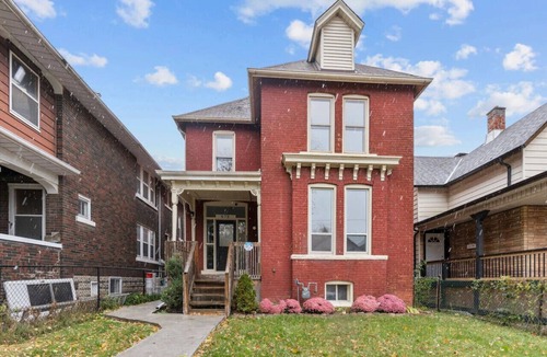 Windsor Apartment | Clean and spacious 3BR DT Windsor Laundry and parking