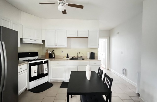 West End - West Side Apartment | Clean and Spacious Room with Relaxation Lounge