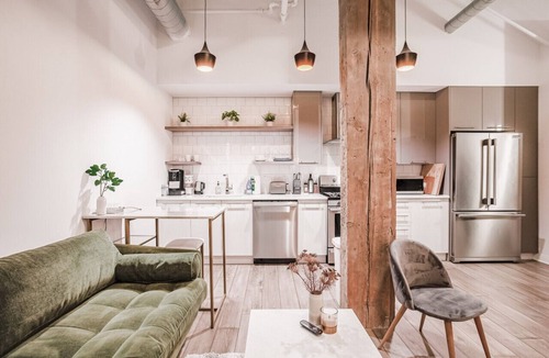 Central Business District Condo | Clean, Art Deco 1000sqft Condo Downtown + Gated Parking