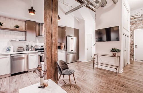 Central Business District Condo | Clean, Art Deco 1000sqft Condo Downtown + Gated Parking