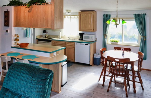 Grayland Cottage | CLEAN Beach Cottage + Beach Path!