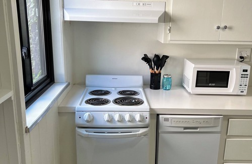 Southmoreland House | Clean&Bright-2Story Townhome w/Patio in Fab Location!