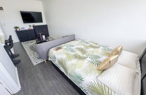 St. Kilda East Apartment | Clean Bright Studio Apartment - Walkable Location