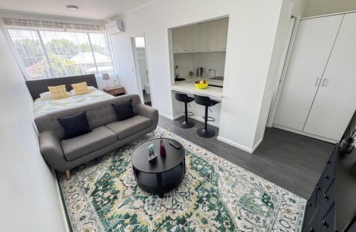 St. Kilda East Apartment | Clean Bright Studio Apartment - Walkable Location