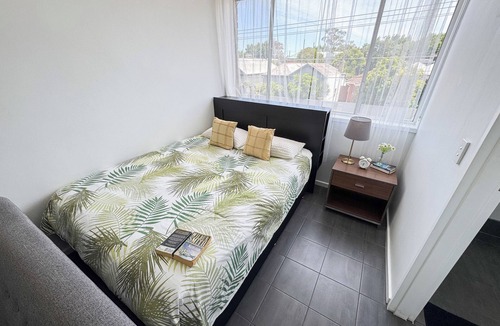 St. Kilda East Apartment | Clean Bright Studio Apartment - Walkable Location