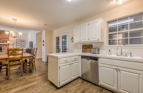 Jenks House | Clean clean clean, full kitchen, play area, quiet 3/2 - near Antiques & aquarium