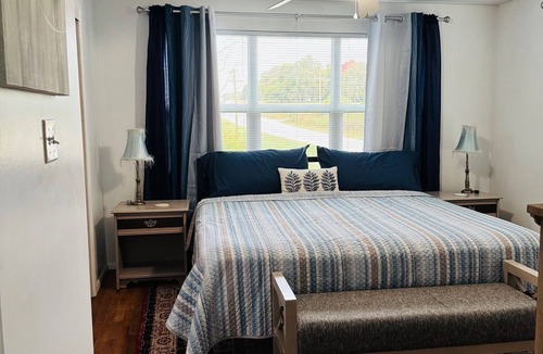 Crestline Other | Clean, comfy and cute farmhouse between Joplin and Neosho, easy access to I-49.