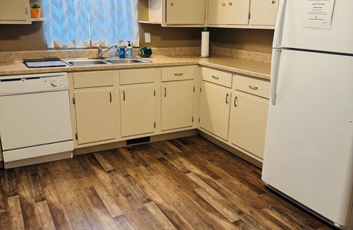 Crestline Other | Clean, comfy and cute farmhouse between Joplin and Neosho, easy access to I-49.