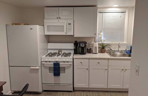 Santa Rosa Cottage | Clean Comfy Cottage Downtown