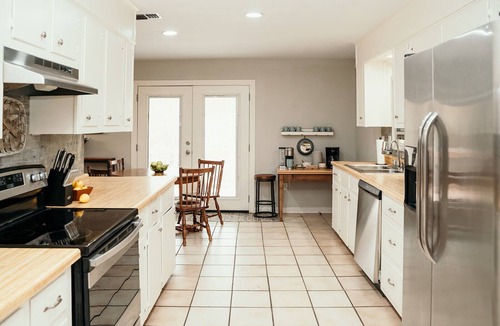 West Monroe House | Clean & Comfy, Deck, Grill, Fire Pit, Fish, and Fun!