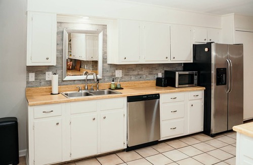 West Monroe House | Clean & Comfy, Deck, Grill, Fire Pit, Fish, and Fun!
