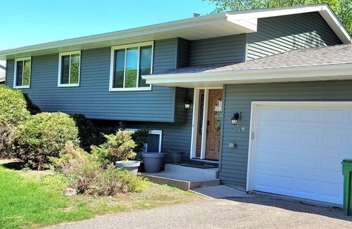 Eagan House | Clean, Comfy, digs close to all the attractions