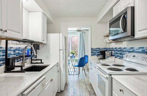 Western House | Clean Comfy House with Hot Tub, Pool Table, & BBQ