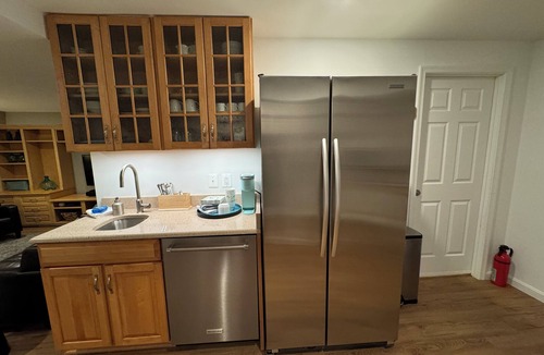 Reston Bed & Breakfast | Clean comfy Reston B&B with ping pong table