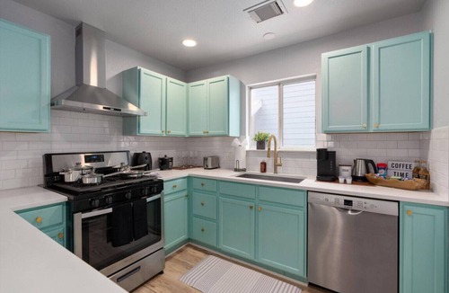 St. Johns House | Clean & Convenient Austin Stay, Fast Wi-Fi + Minutes to Airport & I-35!