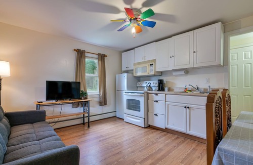 Ellsworth House | Clean & Cozy 1BR Apt#6 w/Full Kitchen & Private Bath