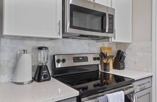 Alden Bridge Apartment | Clean+Cozy 1BR Gym + Mins To Houston ER +Parking