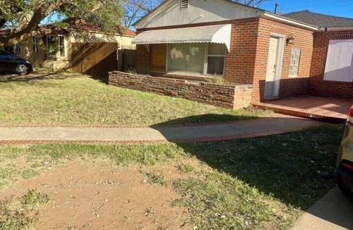 Heart of Lubbock House | Clean & Cozy 3 Bedroom/2 Bathroom Brick house Near TTU & UMC
