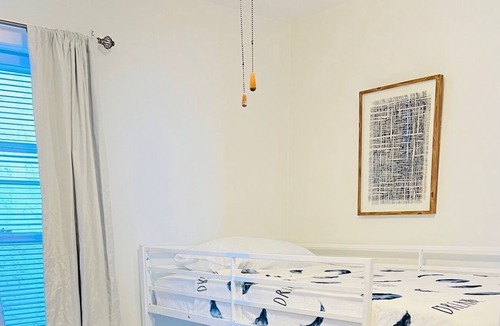 Magnolia House | Clean, cozy, and close to Philly!