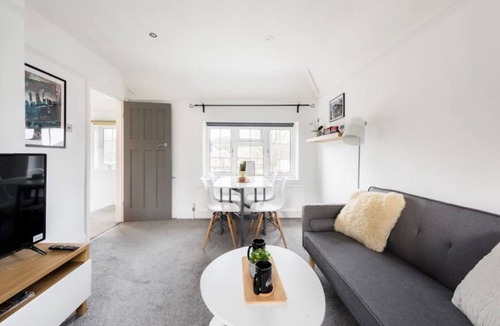 Garston Apartment | Clean Cozy & Bright Entire Flat 5min Harry Potter