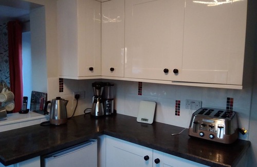 Melksham House | Clean, Cozy & Comfortable without breaking the bank