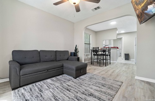 Eastside Promise Neighborhood House | Clean Cozy Home Near Downtown & Fiesta! - accommodates up 8 guest!