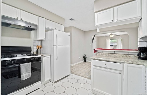 Eastside Promise Neighborhood House | Clean Cozy Home Near Downtown & Fiesta! - accommodates up 8 guest!