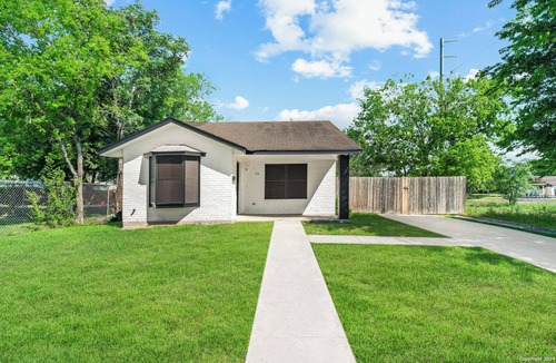Eastside Promise Neighborhood House | Clean Cozy Home Near Downtown & Fiesta! - accommodates up 8 guest!