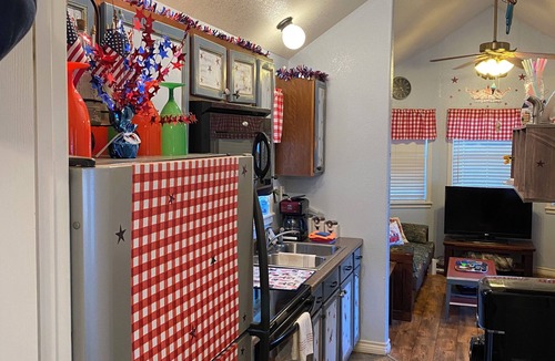 Laguna Park Cabin | CLEAN, COZY LAKE CABIN COMFORT.
