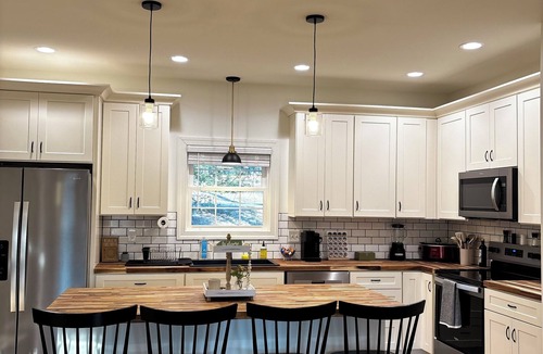 Bedford House | Clean, cozy, quiet and right in town. Find it all at The Windsor Cottage!