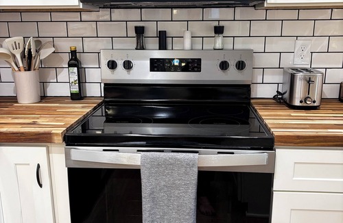 Bedford House | Clean, cozy, quiet and right in town. Find it all at The Windsor Cottage!