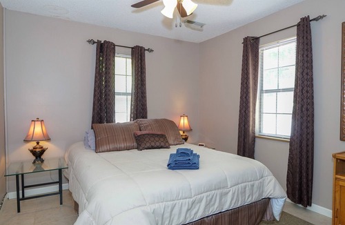 Rocky Mount Cabin | ✨Clean Family Friendly Cabin Steps from Lake. Huge Deck & Lakeside Fire Pit!