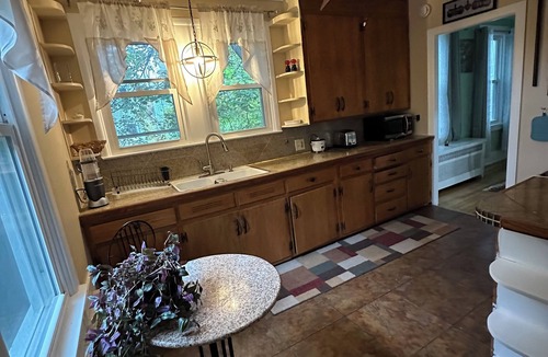 Albany House | Clean Family Retreat for8, 3BR with Fast Wi-Fi,nice Backyard & Plenty of Parking