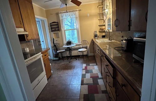 Albany House | Clean Family Retreat for8, 3BR with Fast Wi-Fi,nice Backyard & Plenty of Parking
