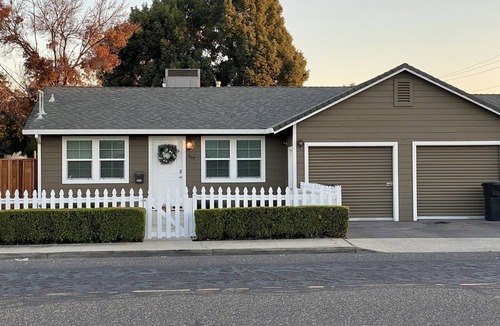 Oakdale House | Clean freaks! Cute, Modern, Clean, Updated Duplex!