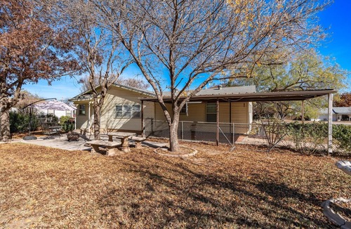 Over Place Area House | Clean & Happy beachvibes! Great yard & Firepit out back! Some pets welcome!