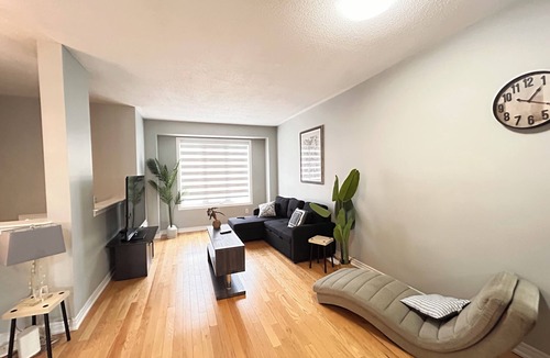 Brampton House | Clean home sleep 13+wifi Netflix parking 7beds