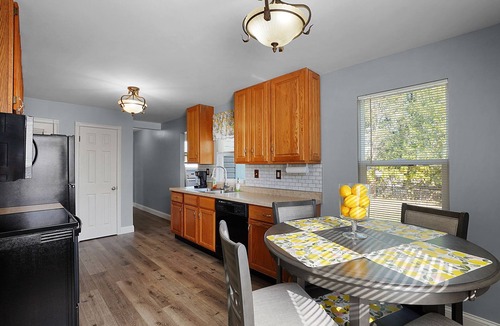 O'Fallon Cottage | Clean Home Sleeps 6, Full Kitchen, Backyard, Perfect for Families, Pet-Friendly!