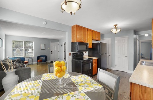 O'Fallon Cottage | Clean Home Sleeps 6, Full Kitchen, Backyard, Perfect for Families, Pet-Friendly!