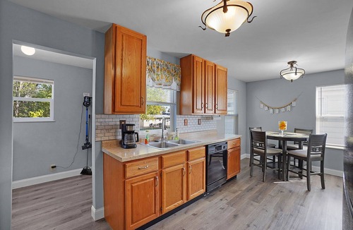 O'Fallon Cottage | Clean Home Sleeps 6, Full Kitchen, Backyard, Perfect for Families, Pet-Friendly!