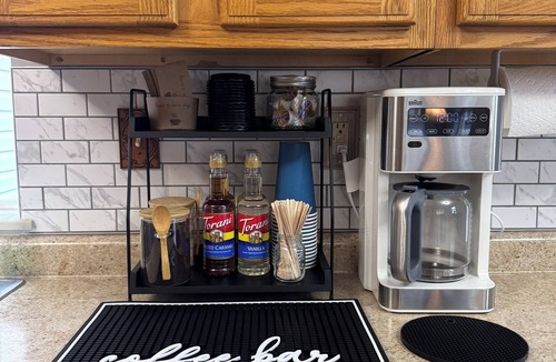 O'Fallon Cottage | Clean Home Sleeps 6, Full Kitchen, Backyard, Perfect for Families, Pet-Friendly!