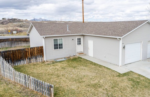 Cody House | Clean, Modern! 3 Bedrooms, River, Downtown