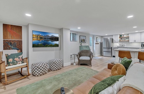 Stadium District House | Clean, modern basement suite in Tacoma