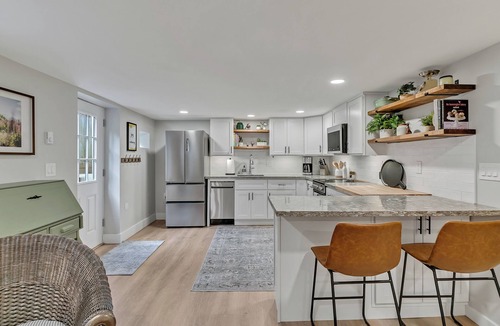 Stadium District House | Clean, modern basement suite in Tacoma