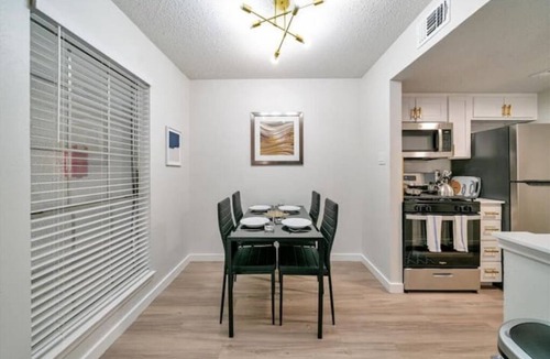 Hyde Park Apartment | Clean & modern close to Hospitals